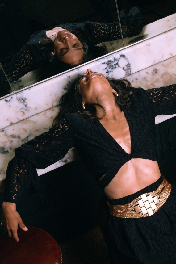 THROWBACK WAVES BLACK LACE CROP SHIRT