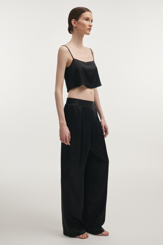 NAIA SILK CROP TOP BLACK